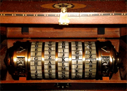 Codex caché dans un cylindre à mot de passe - clé codée à 5 caractères alphabétiques - 11.881.376 combinaisons - Cryptex (paternité attribuée à Léonard de Vinci)