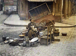 Musée Albert Kahn - Le rétameur de casseroles rue Peyrolières, Toulouse, Haute-Garonne, 28 avril 1916