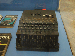 Machine de cryptographie allemande Enigma durant la Seconde Guerre mondiale - Le code sera cassé par Alan Turing