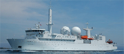 Frenchelon - Navire de surface écoutant les communications radiofréquence là où les stations terrestres sont trop éloignées. Ici, le Dupuy-de-Lome, navire de la marine française.