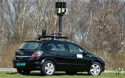 Une voiture Google Street View, avec ses appareils de photo (pour préparer le service Street View) et ses scanners de " sniffing " Wi-Fi pour (pour préparer le service de géolocalisation).