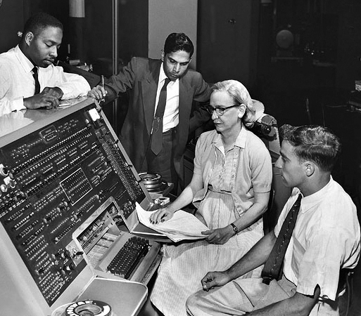 Grace Hopper au clavier de l'UNIVAC, vers 1960.