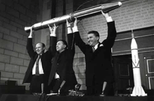 Histoire des fusées - Pickering, Van Allen et Von Braun exhibent Explorer 1