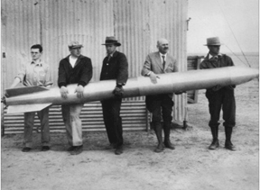 Histoire des fusées - Dr. Robert H. Goddard (deuxième à partir de la droite) et ses collègues